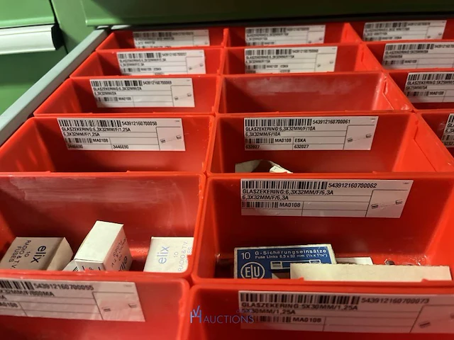 Partij zekeringen en elektrisch installatiemateriaal - afbeelding 84 van  135