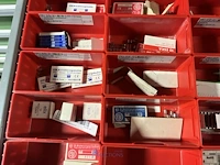 Partij zekeringen en elektrisch installatiemateriaal - afbeelding 85 van  135