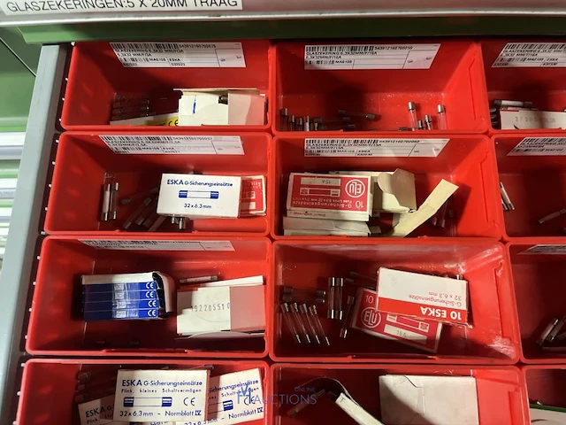 Partij zekeringen en elektrisch installatiemateriaal - afbeelding 87 van  135