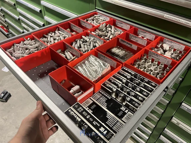 Partij zekeringen en elektrisch installatiemateriaal - afbeelding 88 van  135