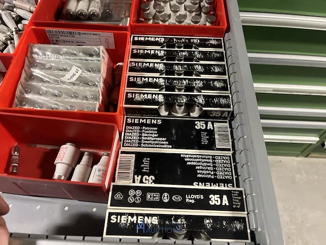 Partij zekeringen en elektrisch installatiemateriaal - afbeelding 89 van  135