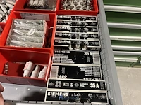 Partij zekeringen en elektrisch installatiemateriaal - afbeelding 89 van  135