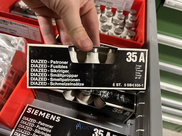 Partij zekeringen en elektrisch installatiemateriaal - afbeelding 90 van  135