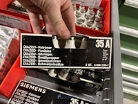 Partij zekeringen en elektrisch installatiemateriaal - afbeelding 90 van  135