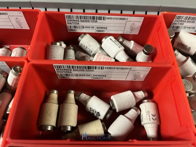 Partij zekeringen en elektrisch installatiemateriaal - afbeelding 94 van  135