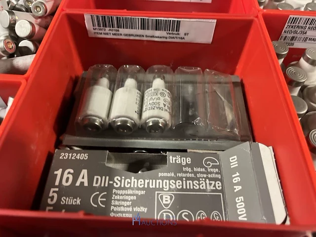Partij zekeringen en elektrisch installatiemateriaal - afbeelding 95 van  135