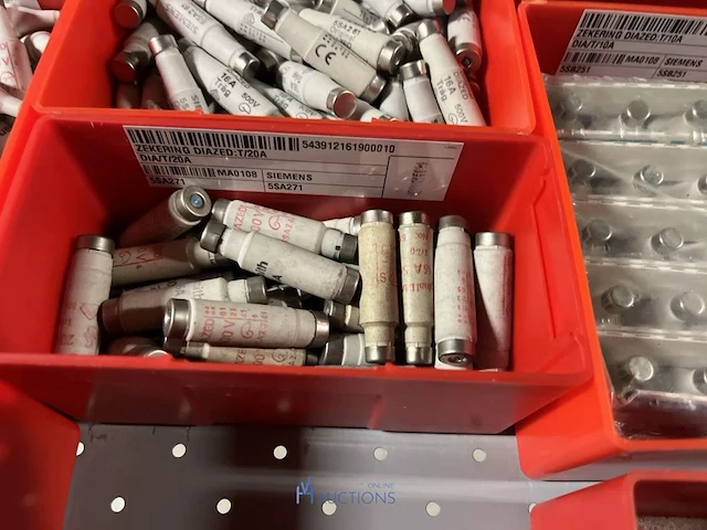 Partij zekeringen en elektrisch installatiemateriaal - afbeelding 98 van  135