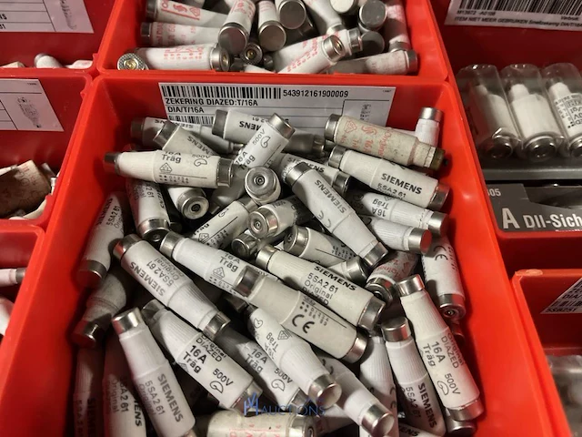 Partij zekeringen en elektrisch installatiemateriaal - afbeelding 99 van  135