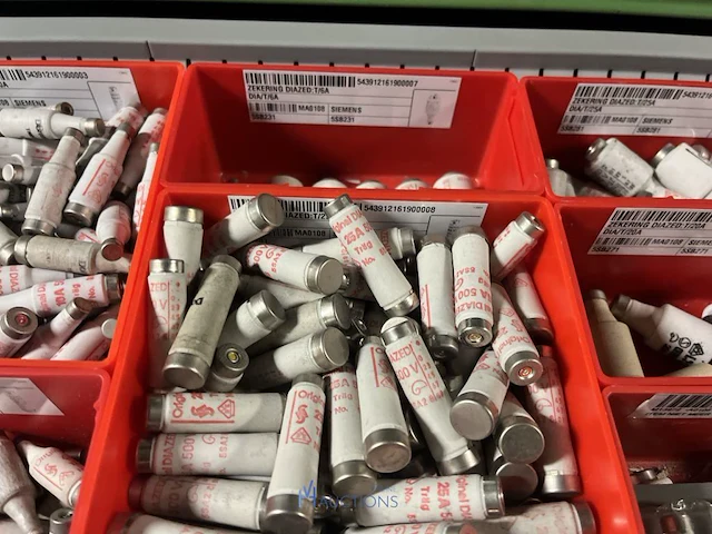 Partij zekeringen en elektrisch installatiemateriaal - afbeelding 100 van  135