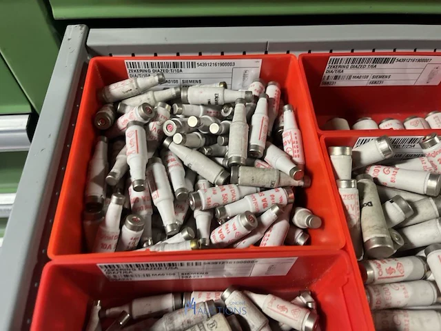 Partij zekeringen en elektrisch installatiemateriaal - afbeelding 101 van  135
