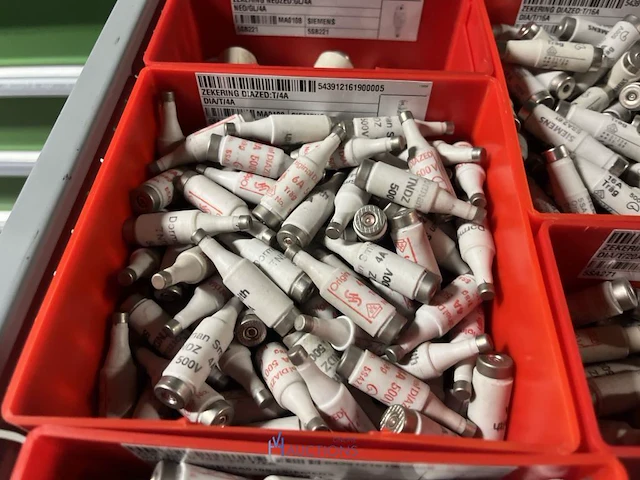 Partij zekeringen en elektrisch installatiemateriaal - afbeelding 104 van  135