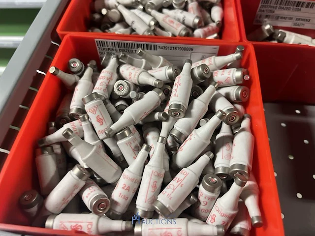 Partij zekeringen en elektrisch installatiemateriaal - afbeelding 105 van  135