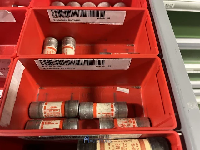 Partij zekeringen en elektrisch installatiemateriaal - afbeelding 108 van  135