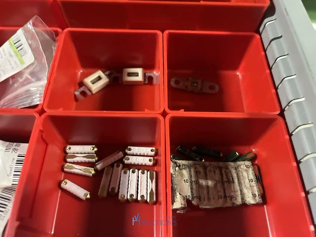 Partij zekeringen en elektrisch installatiemateriaal - afbeelding 110 van  135