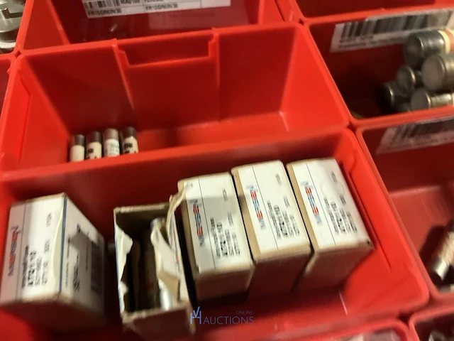 Partij zekeringen en elektrisch installatiemateriaal - afbeelding 112 van  135