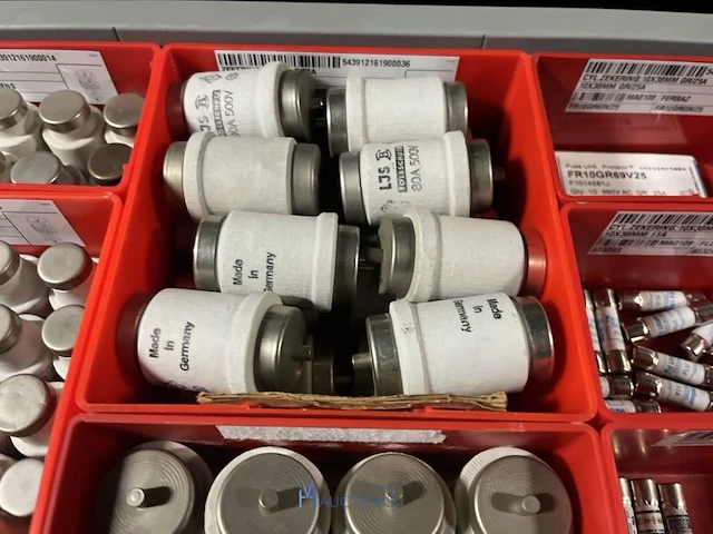 Partij zekeringen en elektrisch installatiemateriaal - afbeelding 116 van  135