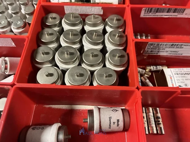 Partij zekeringen en elektrisch installatiemateriaal - afbeelding 117 van  135