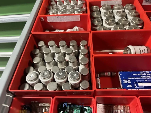 Partij zekeringen en elektrisch installatiemateriaal - afbeelding 119 van  135