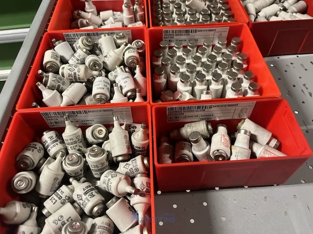 Partij zekeringen en elektrisch installatiemateriaal - afbeelding 122 van  135