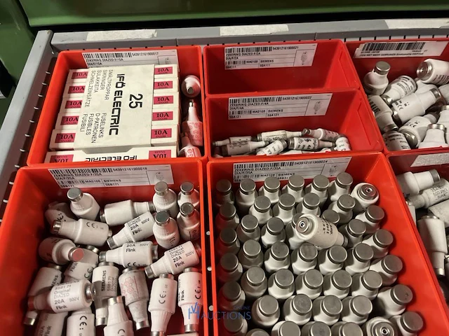 Partij zekeringen en elektrisch installatiemateriaal - afbeelding 123 van  135