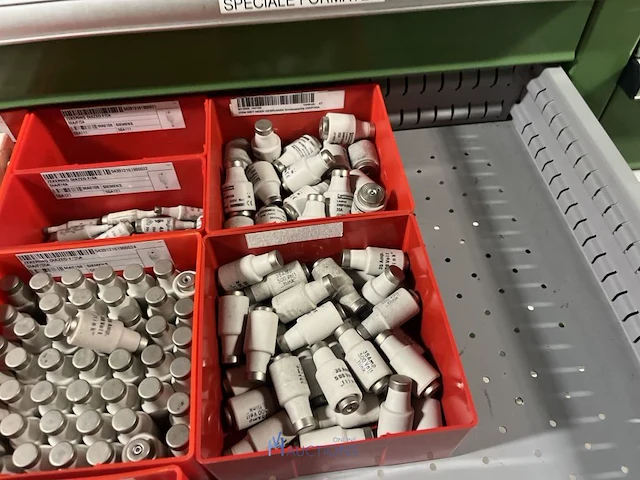 Partij zekeringen en elektrisch installatiemateriaal - afbeelding 124 van  135