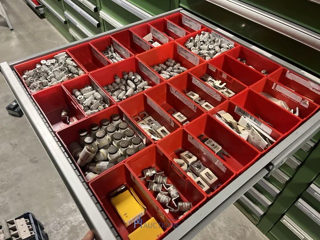 Partij zekeringen en elektrisch installatiemateriaal - afbeelding 126 van  135