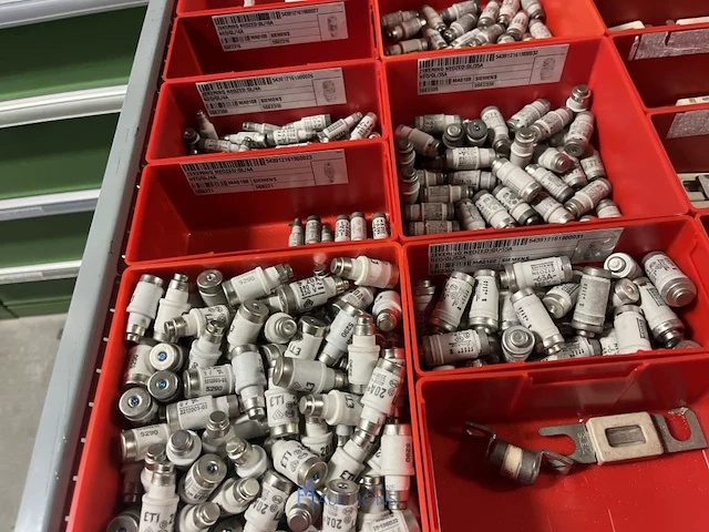 Partij zekeringen en elektrisch installatiemateriaal - afbeelding 127 van  135