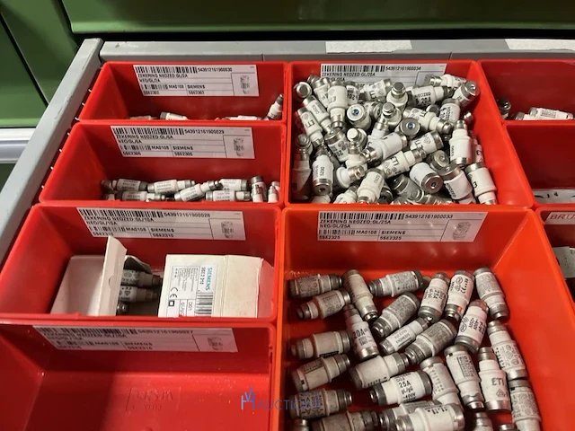 Partij zekeringen en elektrisch installatiemateriaal - afbeelding 128 van  135
