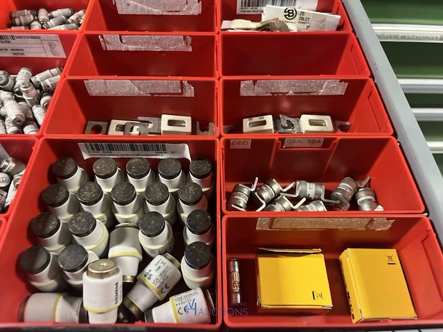 Partij zekeringen en elektrisch installatiemateriaal - afbeelding 130 van  135