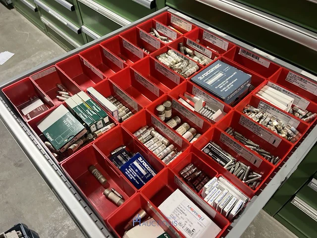 Partij zekeringen en elektrisch installatiemateriaal - afbeelding 131 van  135