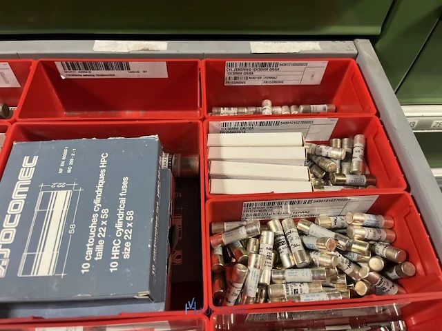 Partij zekeringen en elektrisch installatiemateriaal - afbeelding 132 van  135