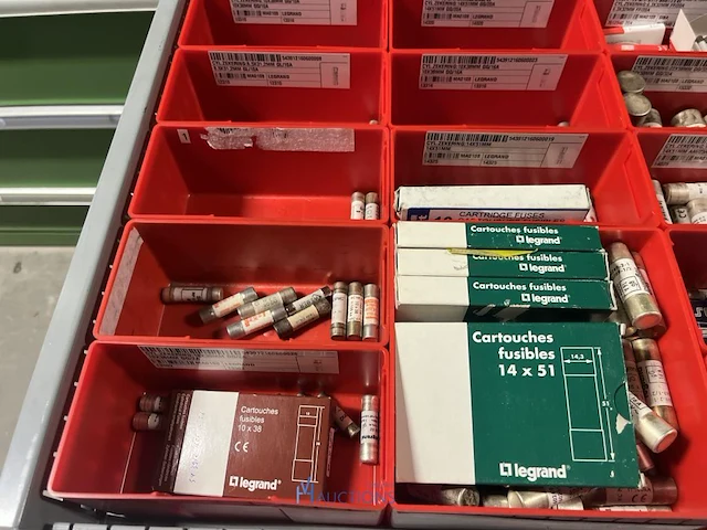Partij zekeringen en elektrisch installatiemateriaal - afbeelding 134 van  135
