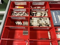 Partij zekeringen en elektrisch installatiemateriaal - afbeelding 135 van  135