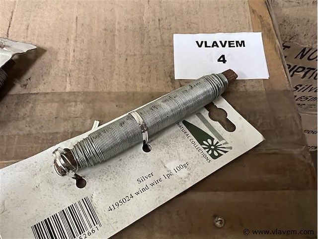 Partij zilverdraad op houten stokjs - afbeelding 1 van  2