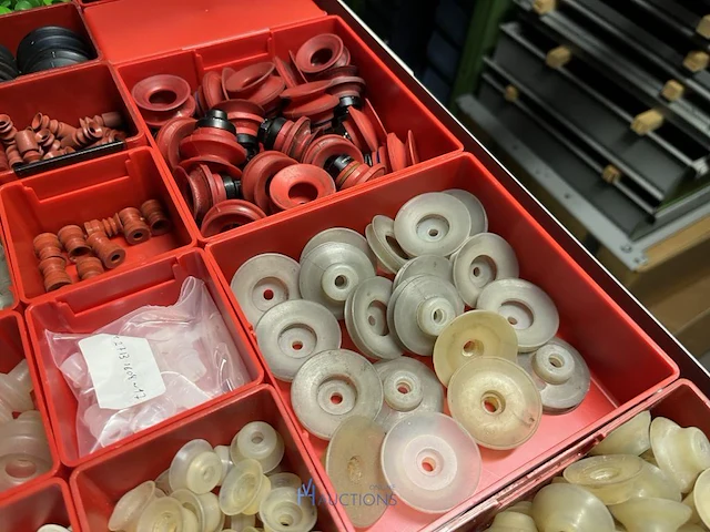 Partij zuignappen, bandverwarmingen en vormdelen - afbeelding 11 van  40