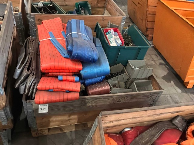 Partij zware hijsriemen + bevestigingsmaterialen - afbeelding 1 van  4