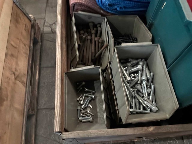 Partij zware hijsriemen + bevestigingsmaterialen - afbeelding 1 van  2