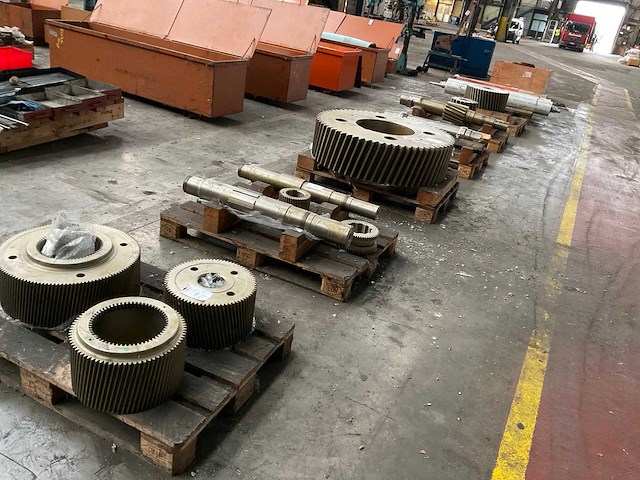 Partij zware industriële onderdelen - afbeelding 1 van  10