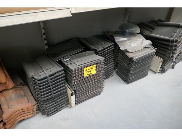 Partij zwarte dakpannen - afbeelding 2 van  5