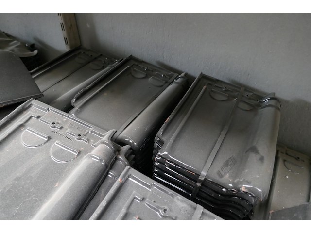 Partij zwarte dakpannen - afbeelding 4 van  5