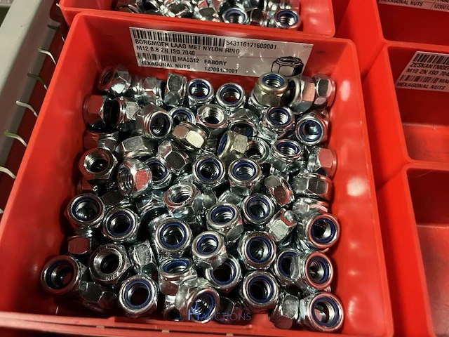 Partij zwarte inbusbouten, moeren en montagebeslag - afbeelding 16 van  212