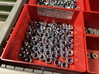 Partij zwarte inbusbouten, moeren en montagebeslag - afbeelding 17 van  212