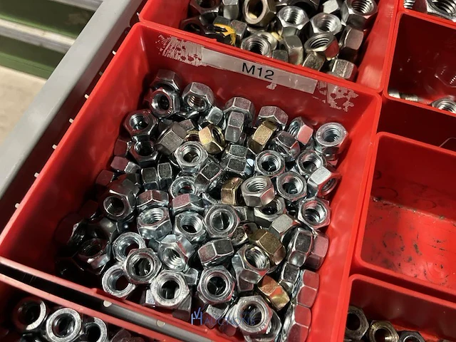 Partij zwarte inbusbouten, moeren en montagebeslag - afbeelding 22 van  212