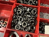 Partij zwarte inbusbouten, moeren en montagebeslag - afbeelding 31 van  212