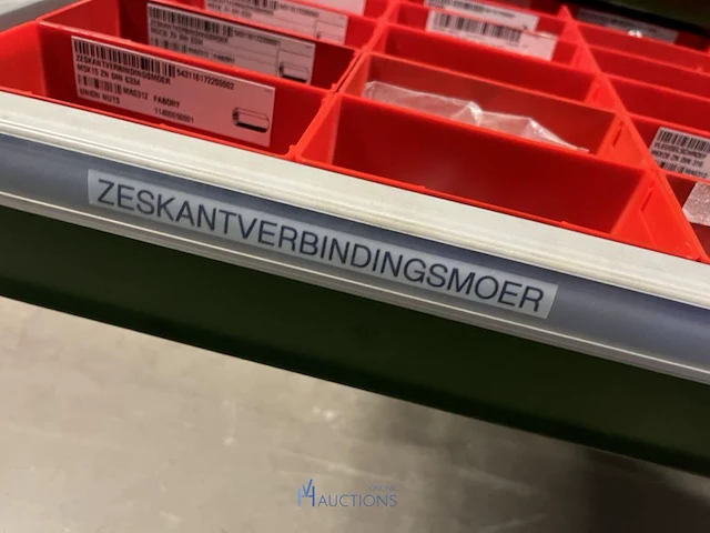Partij zwarte inbusbouten, moeren en montagebeslag - afbeelding 36 van  212