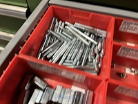 Partij zwarte inbusbouten, moeren en montagebeslag - afbeelding 40 van  212