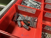Partij zwarte inbusbouten, moeren en montagebeslag - afbeelding 41 van  212