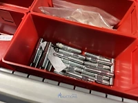 Partij zwarte inbusbouten, moeren en montagebeslag - afbeelding 43 van  212