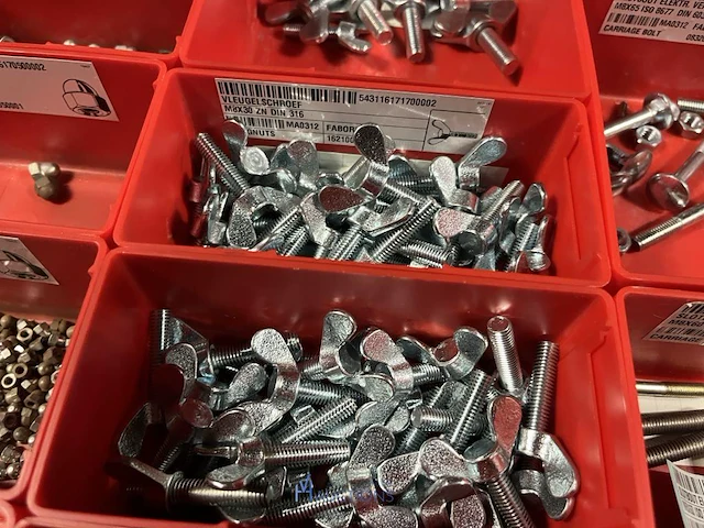 Partij zwarte inbusbouten, moeren en montagebeslag - afbeelding 49 van  212