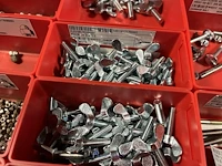 Partij zwarte inbusbouten, moeren en montagebeslag - afbeelding 49 van  212